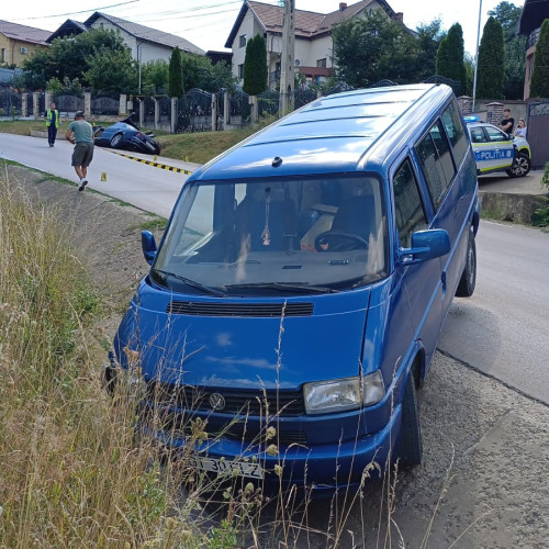 Accident grav la intrarea în Curtești, doi tineri răniți