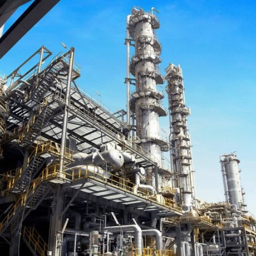 România va construi o fabrică de pulberi pentru muniție în parteneriat cu Rheinmetall, cea mai modernă din lume, în orașul Victoria, din județul Brașov, anunță Ministerul Economiei, Digitalizării, Antreprenoriatului și Turismului (MEDAT). Investiția va avea o valoare de 535 de milioane de euro, iar construcția va începe în 2026, fiind planificată să dureze trei ani. În această perioadă, vor fi create aproximativ 700 de locuri de muncă directe în regiune.