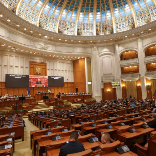 Un incident grav a avut loc în București, unde un livrator asiatic a fost agresat de un tânăr de 20 de ani. Potrivit declarațiilor, tânărul i-a cerut să se întoarcă în țara lui, numindu-l &quot;invadator&quot; și filmând agresiunea. Incidentul a fost observat de un agent de poliție aflat în timpul liber, care l-a prins și imobilizat pe agresor. Tânărul a fost reținut și ulterior arestat preventiv, iar videoclipul cu scena a fost publicat pe Facebook de Marian Godina, care a surprins momentul.