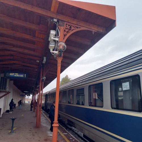 Doi trenuri de cale ferată între Botoșani și Suceava, operate de CFR Călători, vor fi suspendate din cauza datoriilor companiei față de CFR Infrastructură.