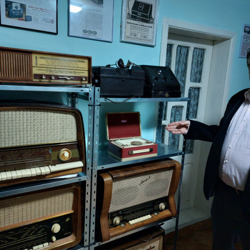expozitie de radiouri vechi in dreptul imobilului de pe strada Podului din Braila