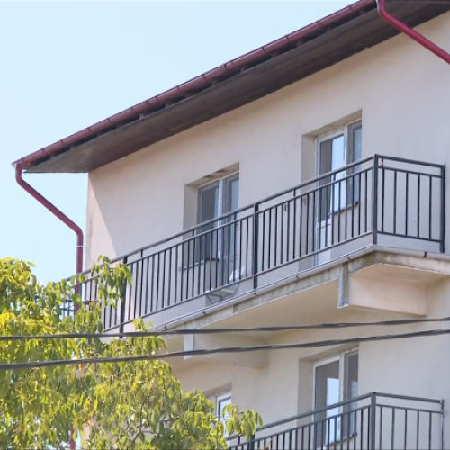 bărbatul vitreg care și-a ucis copilul de 3 ani se află în continuare în apartament, baricadat și amenințând cu viața celuilalt copil, un băiețel de un an