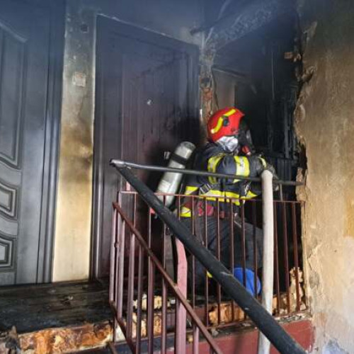 Explozie într-un apartament din Caraș-Severin: doi adulți răniți în urma incendiului