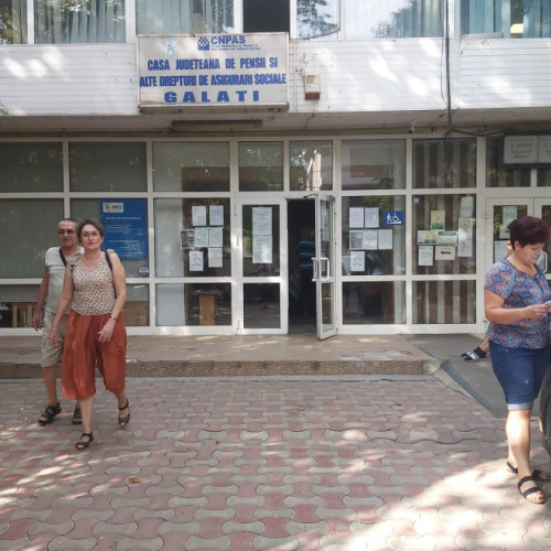 Numărul pensionarilor din România cu pensii mari, peste 11.000 de lei lunar, a ajuns la peste 16.700, arată datele Casei Naționale de Pensii Publice (CNPP). Potrivit sursei citate, aceștia reprezintă doar 0,35% din totalul pensionarilor, care sunt în număr de aproximativ 4,69 milioane. În total, pensia medie în țară este de 2.700 de lei, iar 65% dintre pensionari, adică aproape trei milioane, primesc pensii sub această sumă.