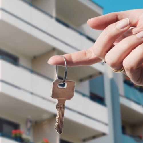 Marjele de negociere ale apartamentelor au crescut ușor în anumite orașe în al doilea trimestru din 2023, conform datelor Imobiliare.ro, citate de Economica.net. În București, de exemplu, deși timpul de vânzare a scăzut la 47 de zile, cel mai mic nivel din țară, procentul de reducere a prețului a crescut de la 3,5% în primul trimestru la 4,1% în al doilea trimestru. Acest lucru indică faptul că, deși cererea rămâne ridicată, vânzătorii sunt dispuși să accepte reduceri mai mari pentru a încheia tranzacțiile.