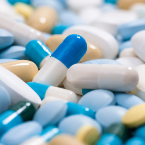 Casa Națională de Asigurări de Sănătate precizează că pentru 13 medicamente se intenționează modificarea nivelului de compensare, însă respinge ideea că această schimbare ar duce la o creștere a contribuției personale a pacienților la 500-600 de lei lunar, informează digi24.ro. Potrivit CNAS, în cazul acestor medicamente, pacienții ar urma să plătească cu aproximativ 9 lei în plus pentru fiecare cutie.