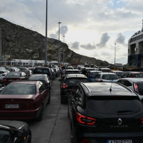 Video Exclusiv Cum le-a fost furată mașina unor turiști români în Grecia. „Au intrat peste noi când dormeam!”