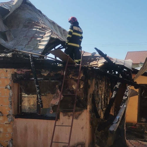 Incendiu în Tudora: o casă cuprinsă de flăcări, intervenție a trei echipaje