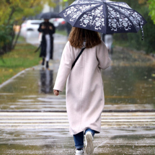 Cod galben de instabilitate atmosferică în 17 județe, apoi încălzire săptămâna viitoare