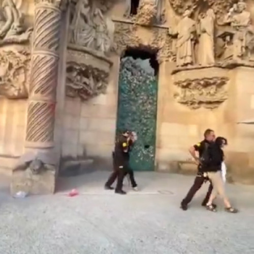 Protest cu vopsea roșie la catedrala Sagrada Família