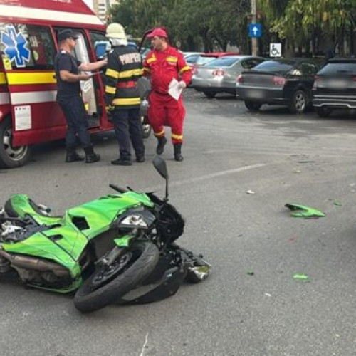 Tânără de 23 de ani rănită după ce motocicleta pe care o conducea a fost lovită de un autoturism în Slatina
