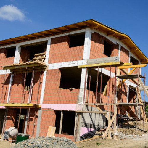 Sărăcia pune stăpânire pe Olt: locuințele terminate în trimestrul I 2025 scad