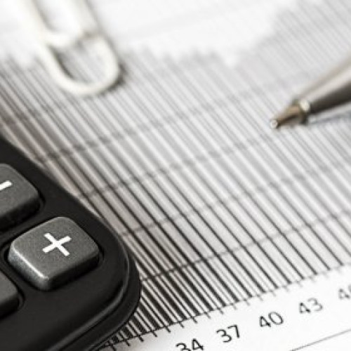 Executivul ia în calcul majorarea TVA la 23% pentru 2026