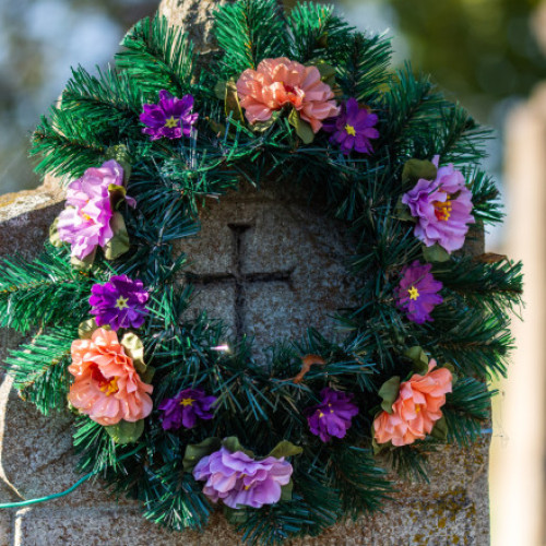 Cavnic interzice coroanele mortuare artificiale pentru a reduce cheltuielile bugetare