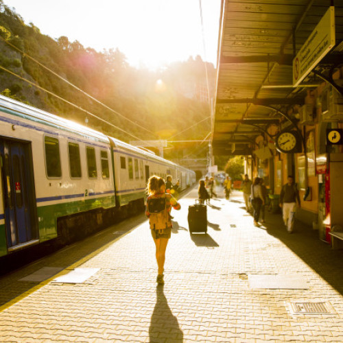 Ce facilități vor avea elevii la călătoria cu trenul în anul școlar 2025-2026. Până la ce dată pot fi folosite legitimațiile actuale