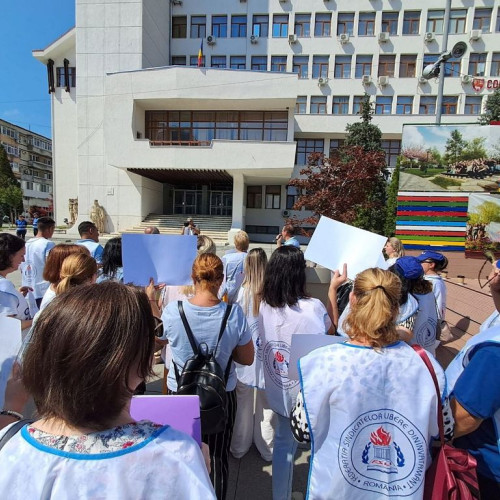 Protest al cadrelor didactice din Covasna în fața prefecturii din Sfântu Gheorghe