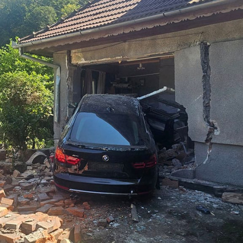 Accident neobișnuit în zona Minda: Un tânăr de 18 ani a intrat cu mașina într-o casă
