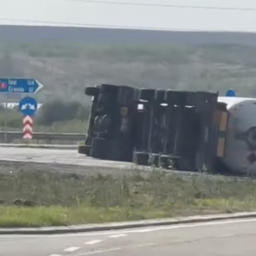 Cisterna încărcată cu gaz metan s-a răsturnat pe DN 24A, lângă Simila