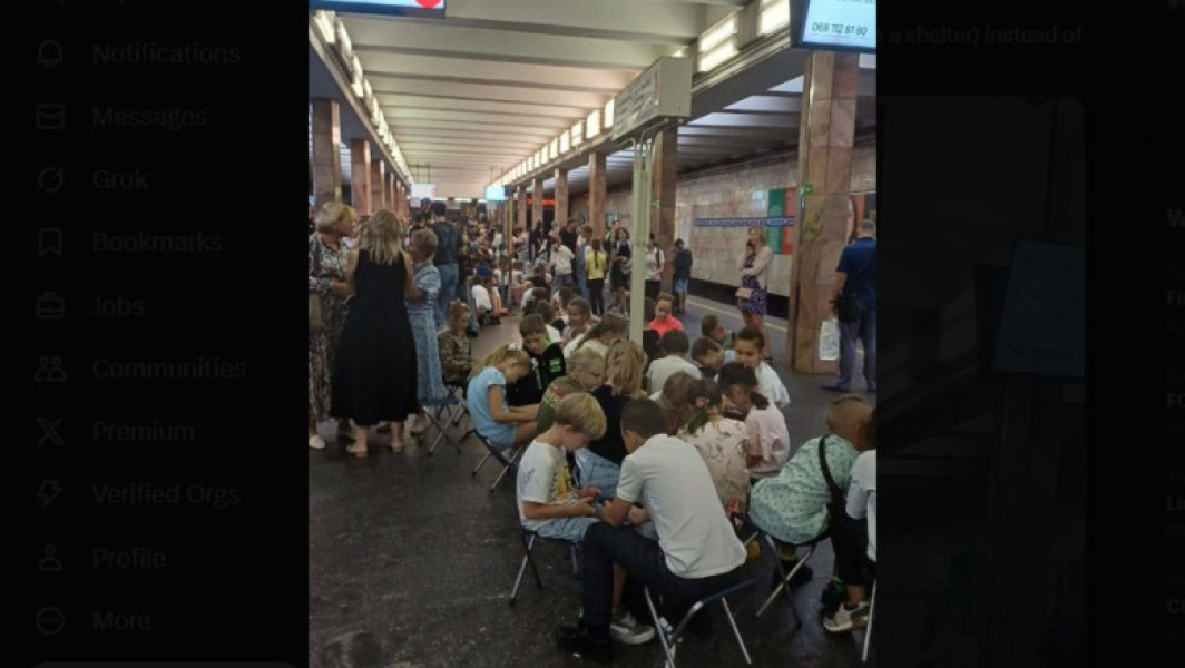 Elevii din Kiev se ascund în metrou în timpul alertelor aeriene