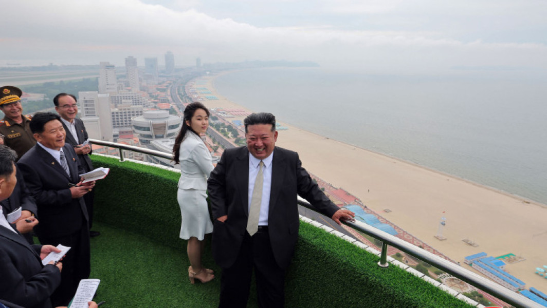 Foto Liderul Coreei de Nord a ajuns la Beijing, pentru parada militară organizată de Xi Jinping. Imagini inedite cu Kim, însoțit de fiica sa