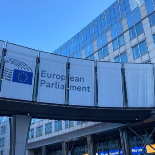 Românii, mai puţin de acord cu un rol mai puternic al UE în protejarea cetăţenilor