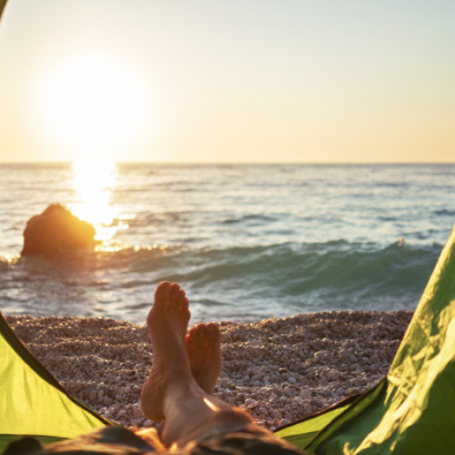 Vacanțe pe malul Mării Negre în corturi, rulote și autobuz-dormitor