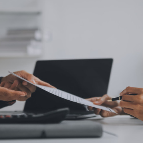 Guvernul aprobă măsuri de sprijin pentru victimele violenței domestice pe piața muncii