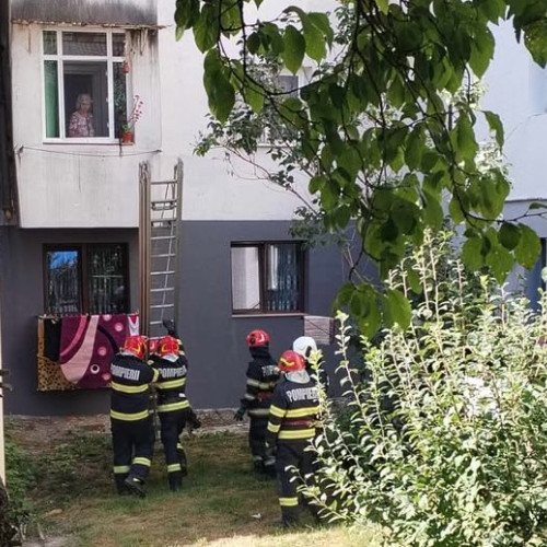 Bărbat blocat într-un apartament din Dorohoi, salvat de pompieri