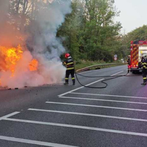 Autoturism în flăcări pe DN 17, în Suceava; două persoane au reușit să iasă