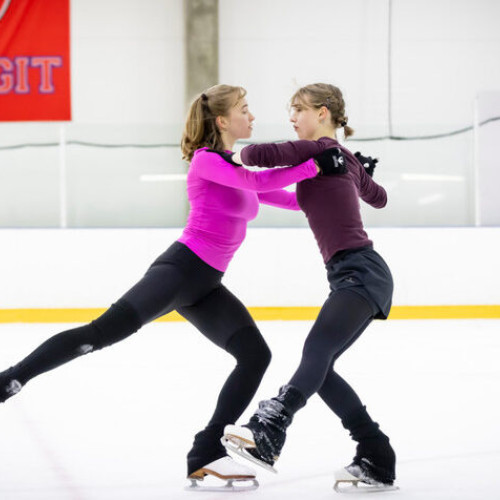 Două tinere se pregătesc să devină prima pereche de dans pe gheaţă între sportivi de acelaşi sex în Finlanda