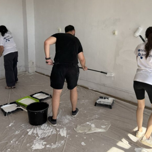 Angajați din Iași sprijină o școală din Dumești prin voluntariat