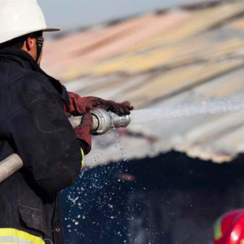 Incendiu în Făget pe strada George Garda, acoperișul și o anexă afectate