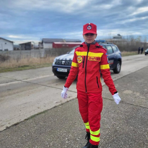 Sorina, voluntară la ISU Dolj, intervine pe plaja din Costinești pentru a salva o persoană