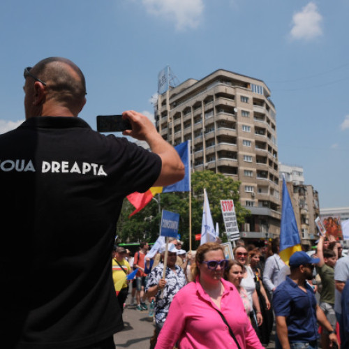 Membru al Noua Dreaptă condamnat la închisoare cu suspendare pentru lipire de stickere la o sinagogă din București