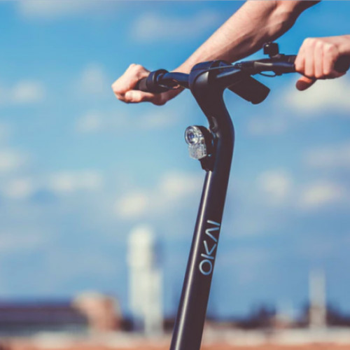 Jandarmi surprind femeie care încearcă să distrugă frânele unei trotinete în centrul Bucureștiului