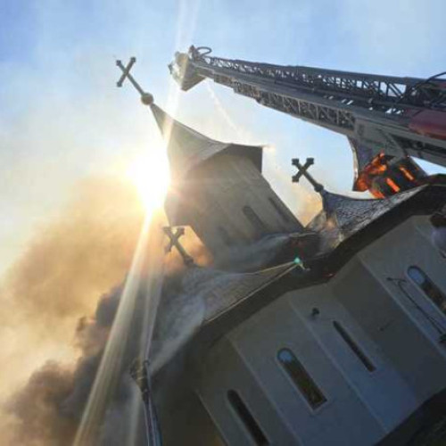 Incendiu la turlele unei biserici din Botuș, județul Suceava