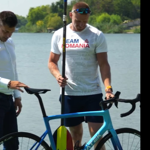 Eduard Novak îi oferă bicicletă lui Cătălin Chirilă, după calificarea la Jocurile Paralimpice de la Paris