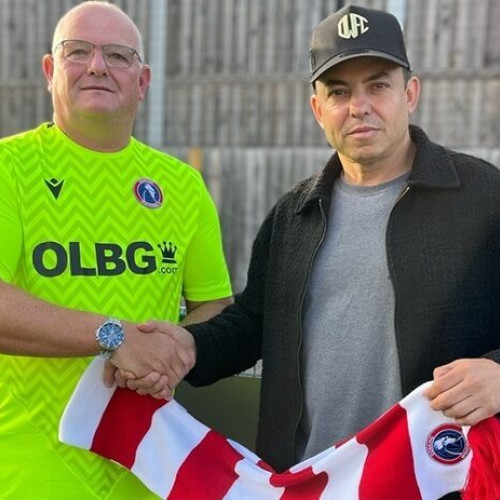 Fan de 54 de ani al Dorking Wanderers va debuta ca portar după accidentarea titularului