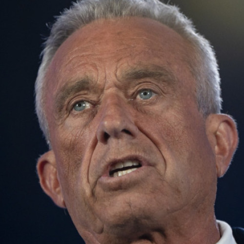 Secretarul american al Sănătății, Robert F. Kennedy Jr., intenționează să anunțe că utilizarea Tylenol de către femeile însărcinate ar putea fi legată de autism, relatează The Wall Street Journal, citând surse apropiate, fără dovezi. În raport, Kennedy va sugera că acid folinic ar putea trata unele simptome.