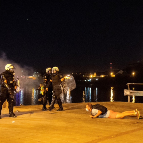 Proteste în Serbia la Novi Sad: ciocniri cu poliția, în căutarea alegerilor anticipate