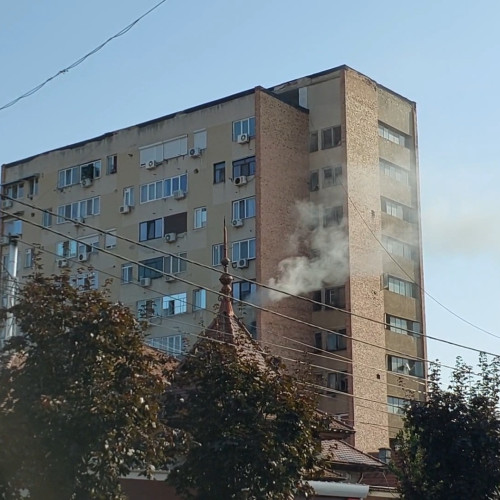 Incendiu într-un bloc-turn de pe bulevardul Tudor Vladimirescu, în intersecția cu Mihai Eminescu