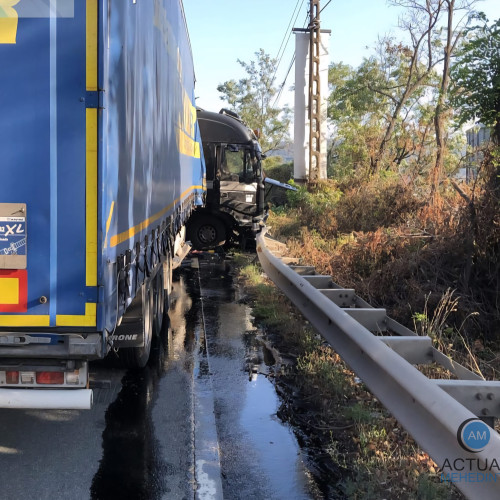 Accident rutier pe DN6 la intrarea în Orșova, între două autotrenuri