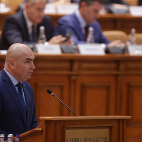 Premierul Bolojan răspunde criticilor opoziției în dezbaterea moțiunilor de cenzură