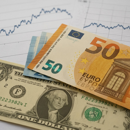 Leul încheie săptămâna în scădere față de euro și dolar, evoluții mixte în regiune