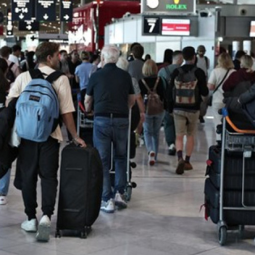 Avertizare MAE pentru românii din Franța în contextul grevei generale