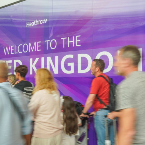 Marea Britanie poate reduce numărul vizelor pentru țările care refuză returnarea migranților