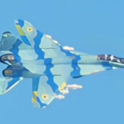 MiG-29 cu embleme ucrainene, văzut deasupra Ucrainei în camuflaj azer