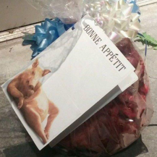 Capete de porc descoperite lângă moschei din Paris și din suburbii