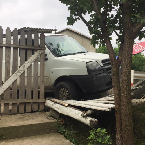 Accident în Curtești: șofer fără permis, pagube materiale