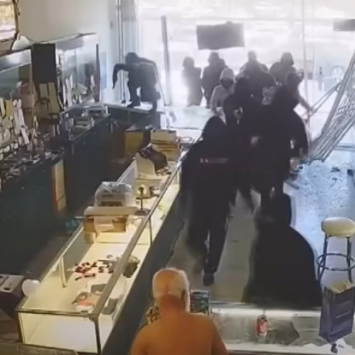 15 bărbați jefuiesc magazin de bijuterii din San Jose, California